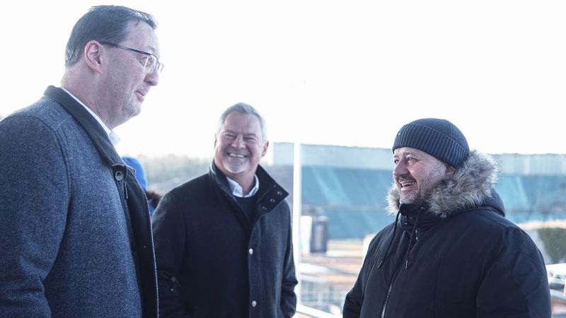 Der 1. Landessch&uuml;tzenmeister Christian K&uuml;hn und der Gesch&auml;ftsf&uuml;hrer Alexander Heidel f&uuml;hren die CSU-Abgeordneten durch das Gel&auml;nde der Olympia-Schie&szlig;anlage in Garching-Hochbr&uuml;ck. (Foto: CSU-Fraktion)