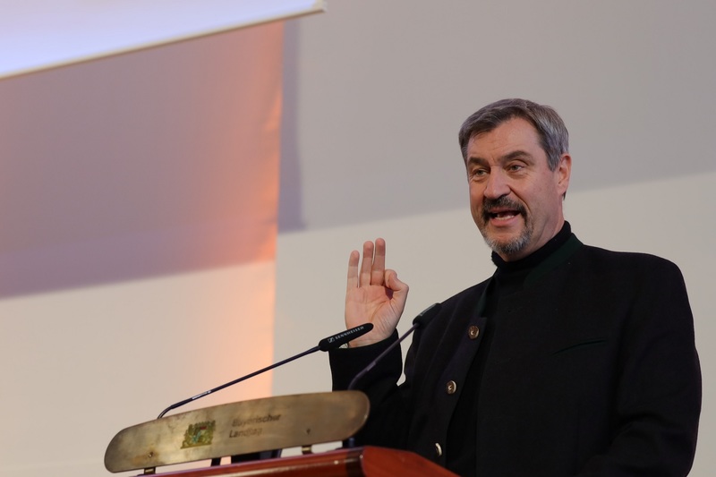 Ministerpr&auml;sident Markus S&ouml;der unterstrich: �Die Vertriebenen und Aussiedler sind ein starker Teil Bayerns. Sie waren immer deutsche Landsleute, deren Identit&auml;t, Sprache und Kultur fortleben. Als Staat sind wir verpflichtet, aus der Geschichte zu lernen und uns f&uuml;r unsere Landsleute einzusetzen. Die Treffen der Vertriebenen und Aussiedler sind immer beeindruckend: Gemeinschaft, Lebensfreude, Kultur und Optimismus. Der Optimismus ist auch die Basis f&uuml;r die Auss&ouml;hnung ohne Rache. Heute bestehen freundschaftliche Kontakte zu all unseren Nachbarl&auml;ndern. Wir alle sind Europ&auml;er mit gemeinsamen Werten. Es ist wichtig, diese Gemeinsamkeiten zu finden, Br&uuml;cken zu schlagen und einen Beitrag zu leisten, um die Welt besser zu machen." Foto: CSU-Fraktion