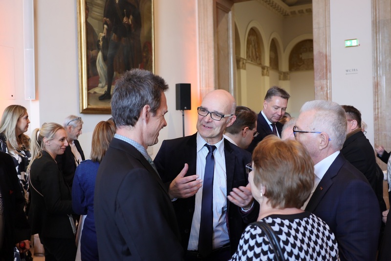 Wichtiger Teil des Empfangs: Netzwerken und miteinander ins Gespr&auml;ch kommen. Foto: CSU-Fraktion