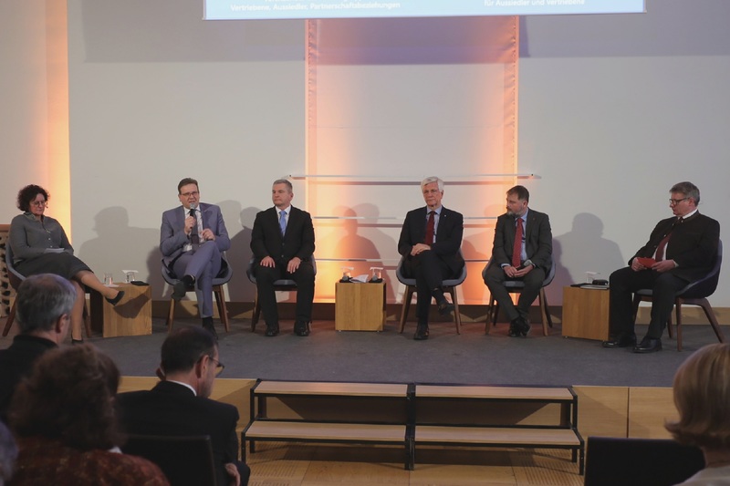 Bewegende Podiumsdiskussion mit (v.li.) Moderatorin Petra Loibl, Steffen H&ouml;rtler, Norbert Kapeller, Christian Knauer, Thomas Sindilariu und Moderator Josef Zellmeier. Foto: CSU-Fraktion