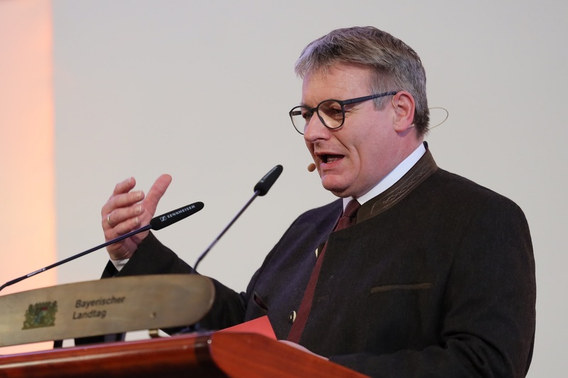 Josef Zellmeier, Vorsitzender der Arbeitsgruppe Vertriebene, Aussiedler, Partnerschaftsbeziehungen, hob hervor: �Gemeinsam mit den deutschen Minderheiten in den Nachbarstaaten Deutschlands sind die deutschen Heimatvertriebenen und Aussiedler wegweisende Br&uuml;ckenbauer f&uuml;r die europ&auml;ische Einigung. Diese Br&uuml;cken sind in der heutigen Zeit wichtiger denn je, wenn in Europa und anderswo Frieden und Freiheit bedroht sind.� Foto: CSU-Fraktion