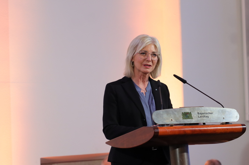 Ulrike Scharf, Staatsministerin f&uuml;r Familie, Arbeit und Soziales, mit bewegenden Schlussworten an die G&auml;ste. Foto: CSU-Fraktion