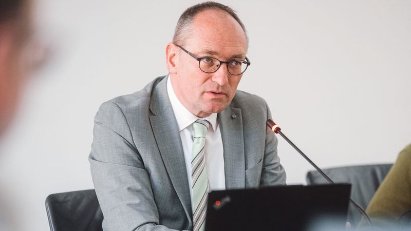 Arbeitskreisvorsitzender Bernhard Seidenath im Gespr&auml;ch mit Vertretern von Korian, dem f&uuml;hrenden privaten Anbieter von Pflege- und Betreuungsdienstleistungen f&uuml;r Senioren und Hilfebed&uuml;rftige (Foto: CSU-Fraktion)