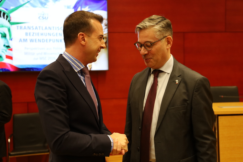 Dialog im Fokus. Hier im Bild der Generalkonsul der Republik Ungarn, Gábor Tordai-Lejkó (li.). Foto: CSU-Fraktion