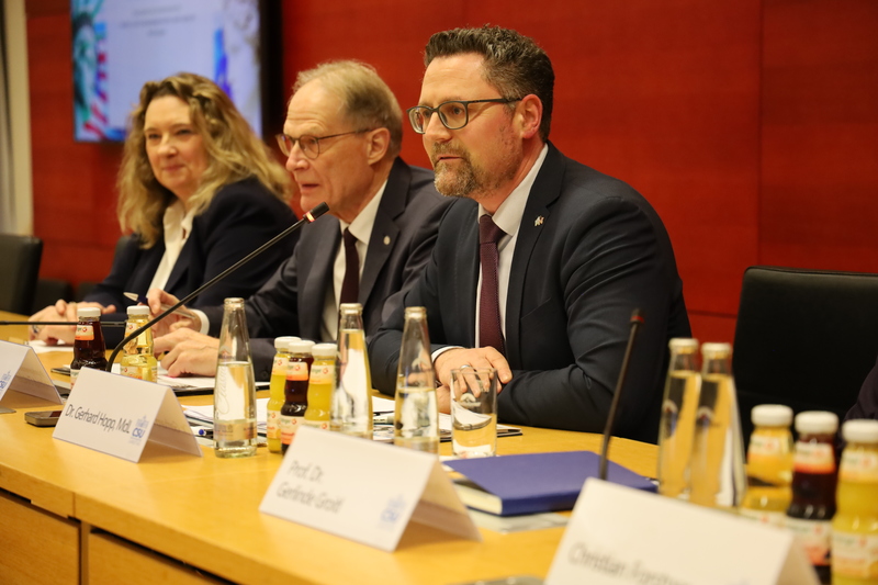 Der europapolitische Sprecher Dr. Gerhard Hopp führte durch die Veranstaltung und betonte: „Europa muss sicherheitspolitisch erwachsen werden. Die strategische Neuausrichtung der USA, irritierende Vorstöße etwa in Richtung Grönland und Unsicherheiten bei der Unterstützung der Ukraine machen deutlich: Die internationale Ordnung verändert sich grundlegend. Dabei ist die sicherheitspolitische Verlässlichkeit der USA für Europa kein Automatismus mehr. Dennoch bleibt das transatlantische Bündnis die tragende Säule unserer Sicherheitsarchitektur." Foto: CSU-Fraktion