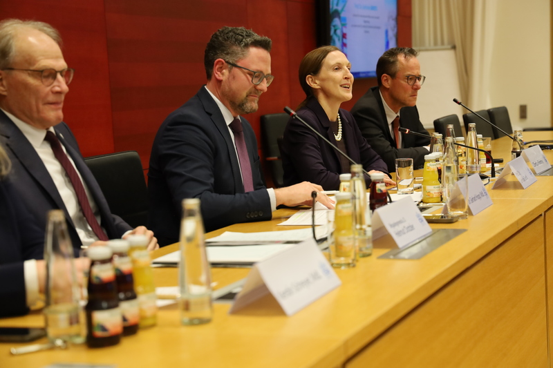 Prof. Dr. Gerlinde Groitl, Professorin für Internationale Politik an der Universität Regensburg und Leiterin des ISS, Instituts für Sicherheit und Strategie in München erklärte: „Wir müssen die Dinge, die jetzt passieren als Auftrag für eine bessere Politik sehen. Unsere Kerninteressen sind nicht so weit auseinander, aber wir müssen eine europäische Eigenständigkeit organisieren. Dazu braucht es auch mehr positiven Nationalismus." Foto: CSU-Fraktion