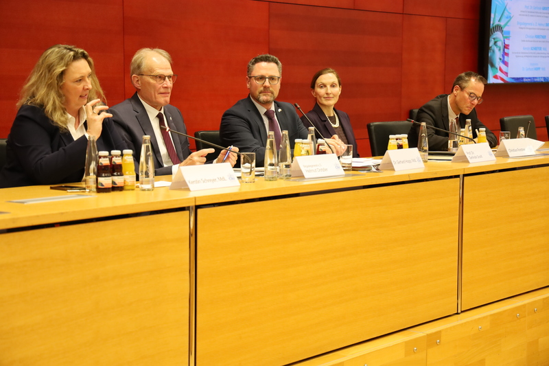 Die wirtschaftspolitische Sprecherin Kerstin Schreyer ergänzte: „Unsere Unternehmen können die Rüstungspolitik als Chance sehen und investieren in diesem Bereich. Insgesamt bleibt die transatlantische Freundschaft weiterhin das Verbindende. Wir dürfen aber nicht ständig jammern, sondern müssen ins Machen kommen und Partnerschaften pflegen." Foto: CSU-Fraktion