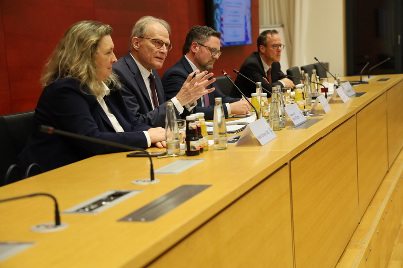 Brigadegeneral a. D. Helmut Dotzler, der verschiedene strategische Führungspositionen in der Bundeswehr und der NATO inne hatte, machte deutlich: „Wir müssen enger zusammentreten und uns auch selbst dabei zurücknehmen um ein starkes Europa als Signal nach Amerika zu senden. Was das Militärische betrifft, sind wir inzwischen deutlich besser aufgestellt." Foto: CSU-Fraktion