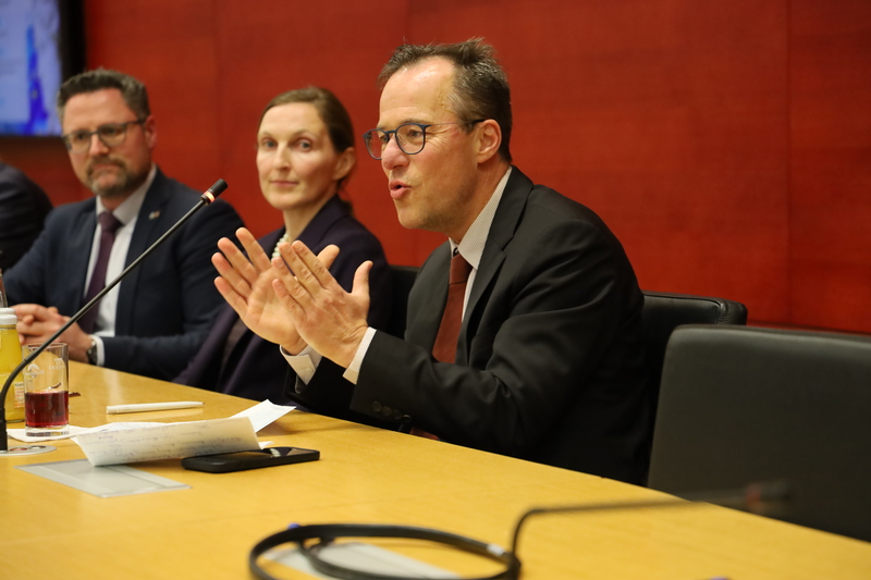 Christian Forstner, Direktor des Brüsseler Büros der Hanns-Seidel-Stiftung, stellte klar: „Wir befinden uns nicht in einer transatlantischen Scheidung. Es ist eher wie bei Kindern, denen man sagt 'Werd endlich selbstständig!'. Das ist die Stunde Europas und die sollten wir nutzen!" Foto: CSU-Fraktion
